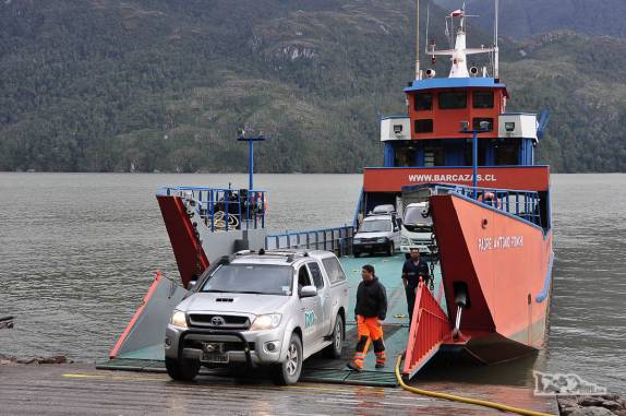 Embarcando a Fiona de ré na balsa em Rio Bravo, caminho da Carretera Austral entre Villa O'Higgins e Cochrane, no sul do Chile